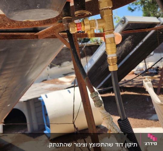 חיבורים וצינורות מתכת במערכת אינסטלציה חיצונית
